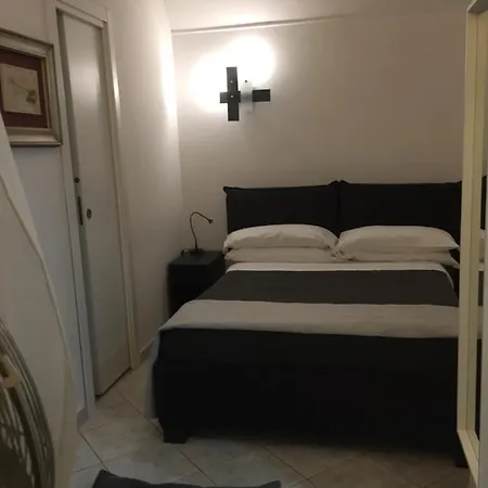 La Residenza Short Let Monolocale Standard Via Chiaia 82 نابولي