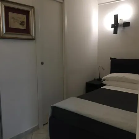 La Residenza Short Let Monolocale Standard Via Chiaia 82 شقة